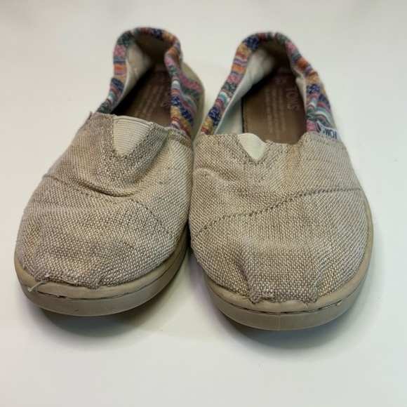 2/$20 Toms Girls Size 2 Khaki Canvas Slip On Loafer Flats Youth Aztec Burlap - Picture 3 of 7